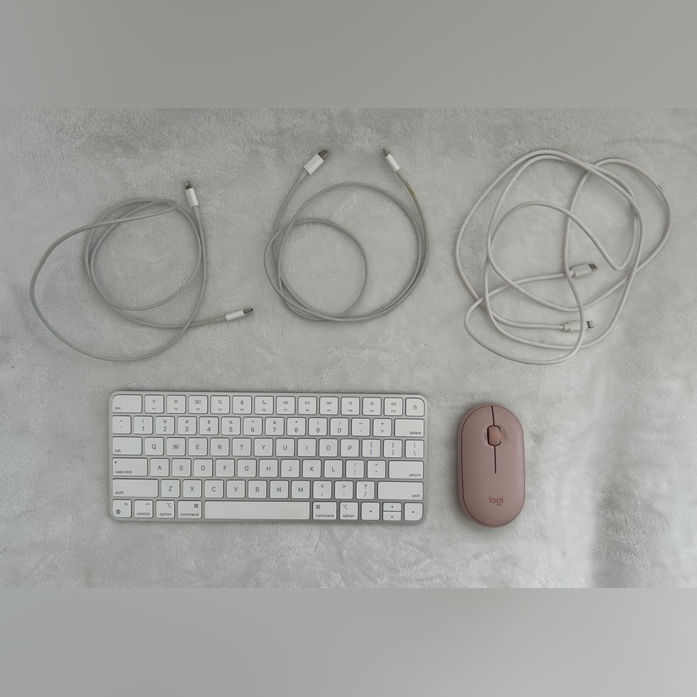 Apple Magic Keyboard 2 Model A2450, 3 Cables, Logitech Pebble Bluetooth Mouse